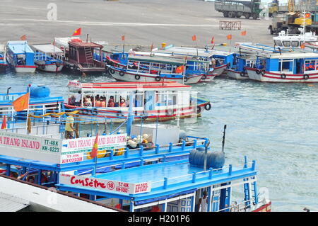 Nha Trang, Vietnam - Luglio 13, 2015: Nha Trang, Vietnam - Luglio 13, 2015: barche sono il trasferimento di viaggiatori da dock a isola Foto Stock