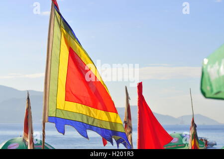 Nha Trang, Vietnam - Luglio 14, 2015: tradizionale vietnamita flag sono appesi in una partita di calcio sulla spiaggia Foto Stock