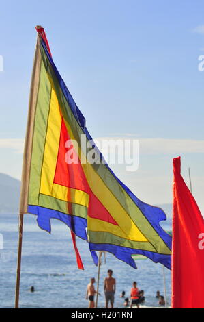 Nha Trang, Vietnam - Luglio 14, 2015: tradizionale vietnamita flag sono appesi in una partita di calcio sulla spiaggia Foto Stock