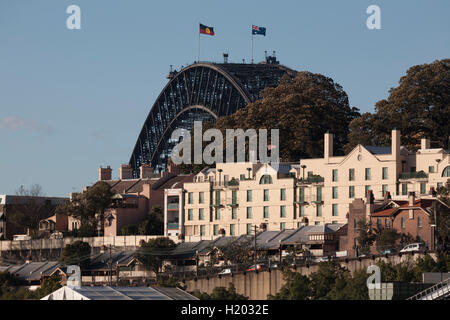 Case storiche sul punto di mugnai Sydney Australia con Sydney Harbour Bridge in background. Foto Stock