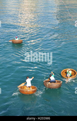 Nha Trang, Vietnam - Luglio 14, 2015: i pescatori sono corse dal cestello barche in mare della Baia di Nha Trang Foto Stock