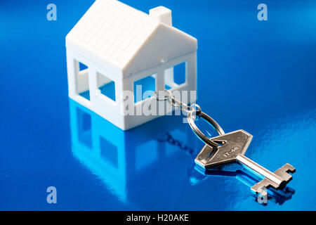 Chiave attaccata a una casa. Foto Stock