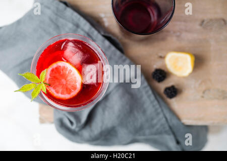 Blackberry limonade con limone e cubetti di ghiaccio nel bicchiere Foto Stock