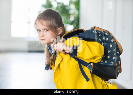 7 anno-vecchia ragazza sulla strada per la scuola. Foto Stock