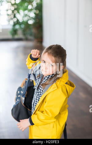 7 anno-vecchia ragazza sulla strada per la scuola. Foto Stock