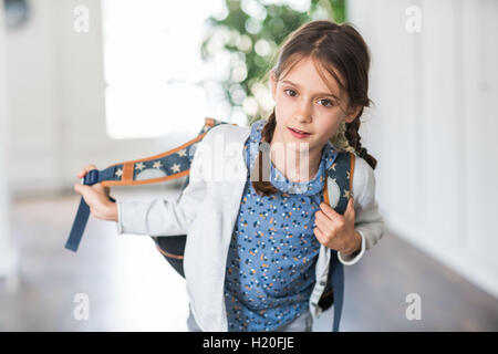 9 anno-vecchia ragazza sulla strada per la scuola. Foto Stock