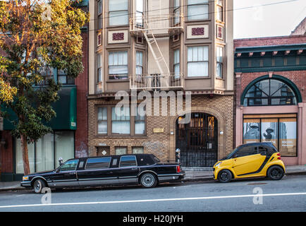 Limousine e mini nella strada di San Francisco: simbolo di disuguaglianza e gentrification in città Foto Stock