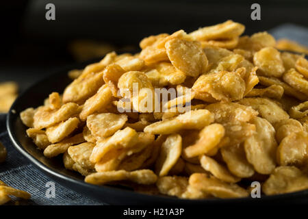 Salato e secco arrosto Fava pronto a mangiare Foto Stock