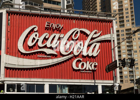 Famosa in tutto il mondo affissioni per Coca Cola Darlinghurst Road Kings Cross Sydney NSW Australia Foto Stock