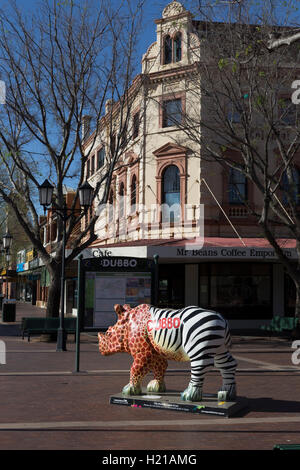 Un rinoceronte colorato lascia i visitatori e nessun dubbio sul fatto che essi sono vicino al Western Plains Zoo Dubbo NSW Australia Foto Stock