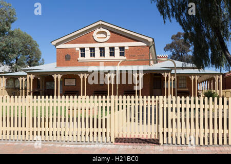 La Cobar Aeroporto Casa Corte (1887) in Barton Street è un ottimo esempio di tardo libero vittoriano stile classico edificio pubblico Foto Stock