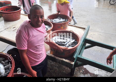 General Santos, Filippine - 5 Settembre 2015: i pescatori sono la selezione di tonno al porto Foto Stock