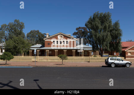 La Cobar Aeroporto Casa Corte (1887) in Barton Street è un ottimo esempio di tardo libero vittoriano stile classico edificio pubblico. Foto Stock