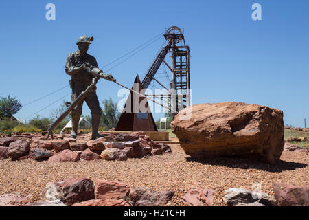 Una dimensione di vita statua in bronzo del minatore della Heritage Park, dedicata alle tante vite perse in miniere Cobar Aeroporto NSW Australia Foto Stock