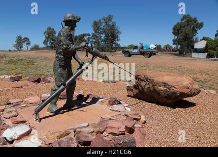 Una dimensione di vita statua in bronzo del minatore della Heritage Park, dedicata alle tante vite perse in miniere Cobar Aeroporto NSW Australia Foto Stock