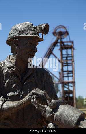 Una dimensione di vita statua in bronzo del minatore della Heritage Park, dedicata alle tante vite perse in miniere Cobar Aeroporto NSW Australia Foto Stock