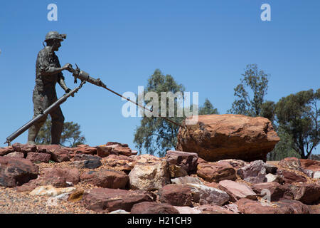 Una dimensione di vita statua in bronzo del minatore della Heritage Park, dedicata alle tante vite perse in miniere Cobar Aeroporto NSW Australia Foto Stock