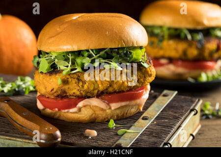 In casa di zucca e Bean Burger con lattuga e pomodoro Foto Stock