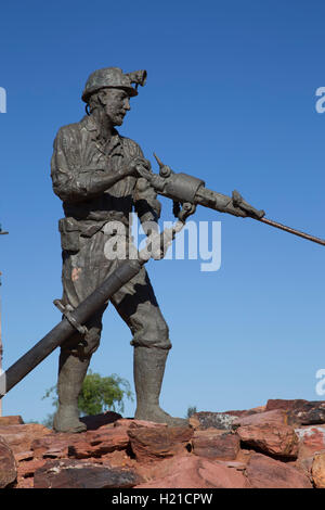 Una dimensione di vita statua in bronzo del minatore della Heritage Park, dedicata alle tante vite perse in miniere Cobar Aeroporto NSW Australia Foto Stock