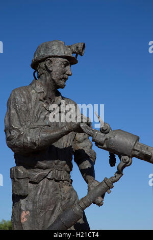 Una dimensione di vita statua in bronzo del minatore della Heritage Park, dedicata alle tante vite perse in miniere Cobar Aeroporto NSW Australia Foto Stock