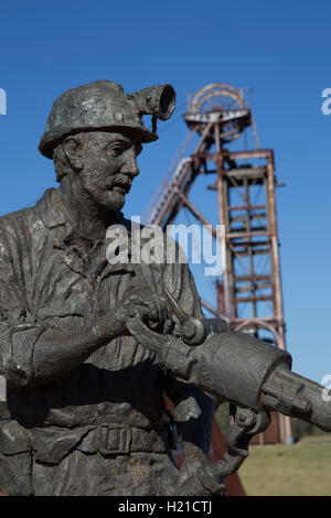 Una dimensione di vita statua in bronzo del minatore della Heritage Park, dedicata alle tante vite perse in miniere Cobar Aeroporto NSW Australia Foto Stock