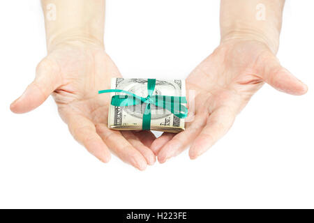 Di dollari arrotolato in un tubo legate con nastro in mani Foto Stock