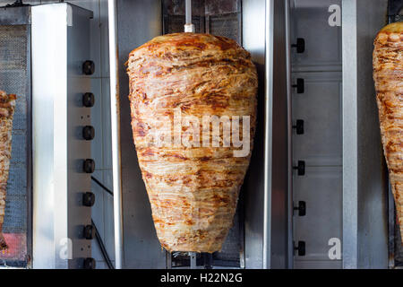 Gyros - spiedini di fast food, fette di carne di maiale su uno spiedino Foto Stock