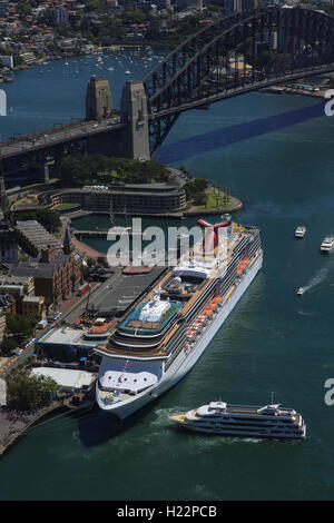 Vista aerea della lussuosa nave da crociera Carnival spirito ormeggiato a Overseas Passenger Terminal Sydney Australia Foto Stock