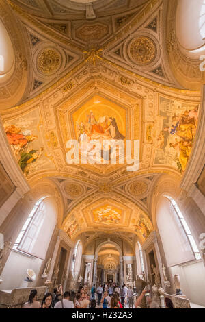 La folla di turisti in visita al Museo del Vaticano Foto Stock