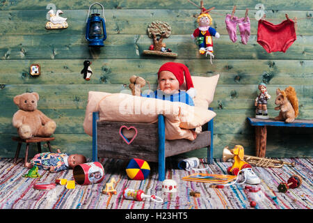 Tre-anno-vecchia ragazza nel letto con giocattoli, sala giochi, sala per bambini, Austria Foto Stock