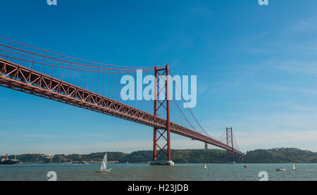 Il Ponte 25 de Abril, XXV Aprile del ponte, sul fiume Tago a Lisbona, regione Lisboa, Portogallo Foto Stock