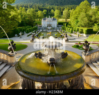 Fontana, il castello di Linderhof, facciata sud, Ettal, Unterammergau, Baviera, Germania Foto Stock