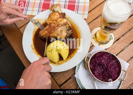 La cucina bavarese, Weissbier, maiale, gli gnocchi di patate e cavolo rosso, Hotel Post, Mittenwald, Baviera, Germania Foto Stock