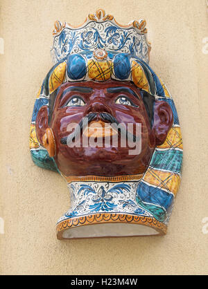 Tipiche ceramiche siciliane, Caltagirone, Sicilia, Italia Foto Stock