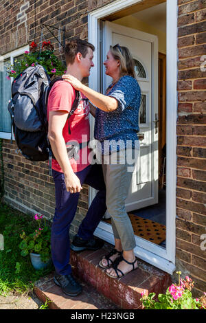 Un giovane uomo dice addio a sua madre per andare in viaggio, Sussex, Regno Unito Foto Stock