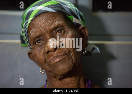 Città Ribue, Nampula Provincia, Mozambico, Agosto 2015: Maria Alihoca da Lalaua ha cateracts bilaterali. Foto di Mike Goldwater Foto Stock