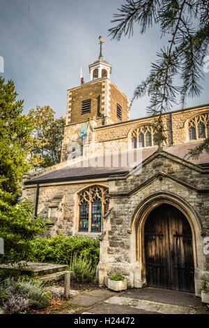 Sagrato della Chiesa e torre di Santa Maria Vergine, chiesa parrocchiale, Mortlake, London, Regno Unito Foto Stock