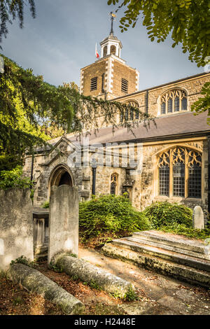 Sagrato della Chiesa e torre di Santa Maria Vergine, chiesa parrocchiale, Mortlake, London, Regno Unito Foto Stock