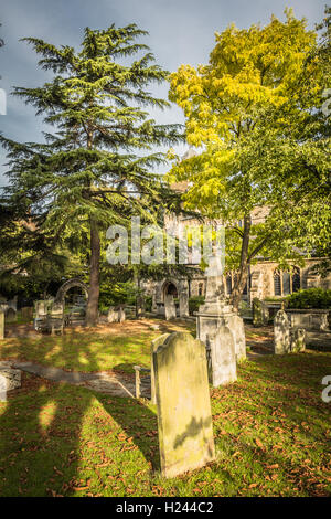 Sagrato della Chiesa e torre di Santa Maria Vergine, chiesa parrocchiale, Mortlake, London, Regno Unito Foto Stock