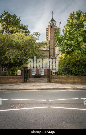 Sagrato della Chiesa e torre di Santa Maria Vergine, chiesa parrocchiale, Mortlake, London, Regno Unito Foto Stock