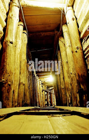 All'interno del tunnel di Sarajevo costruita nel 1993 per proteggere i civili durante l'assedio della città di Sarajevo dall esercito serbo Foto Stock