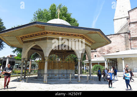 ISTANBUL - 20 Maggio 2016: per i turisti che visitano la fontana (Şadırvan) per abluzioni rituali in Hagia Sophia il 20 maggio 2016 in Istan Foto Stock