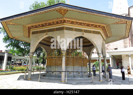 ISTANBUL - 20 Maggio 2016: per i turisti che visitano la fontana (Şadırvan) per abluzioni rituali in Hagia Sophia il 20 maggio 2016 in Istan Foto Stock