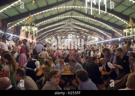 Monaco di Baviera, Germania. 23 Sep, 2016. Gli ospiti celebrare in Augustiner festival hall a Oktoberfest a Monaco di Baviera, Germania, il 23 settembre 2016. Il 183rd Oktoberfest si svolge dal 17 settembre al 03 ottobre 2016. Foto: FELIX HOERHAGER/dpa/Alamy Live News Foto Stock