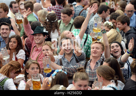 Monaco di Baviera, Germania. 24Sep, 2016. Oktoberfest visitatori celebrare in Hofbraeu tenda al Oktoberfest a Monaco di Baviera, Germania, il 24 settembre 2016. Foto: ANDREAS GEBERT/dpa/Alamy Live News Foto Stock