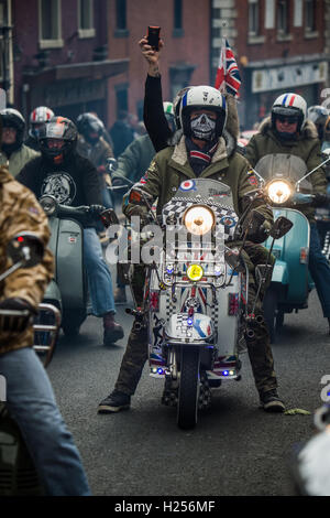 Clitheroe, Regno Unito. 24Sep, 2016. Mods, gli appassionati di scooter e i frequentatori del festival arrivano in stile e un pennacchio di fumo, all'annuale "Mod Weekender" evento. Credito: Matteo Fleming/Alamy Live News Foto Stock