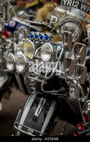 Clitheroe, Regno Unito. 24Sep, 2016. Varie lampade cromate adornano la parte anteriore di uno scooter parcheggiato all'anuual "Mod Weekender festival". Credito: Matteo Fleming/Alamy Live News Foto Stock