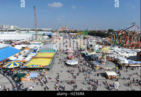 Monaco di Baviera, Germania. 24Sep, 2016. La gente a piedi attraverso i motivi al Oktoberfest a Monaco di Baviera, Germania, il 24 settembre 2016. Foto: ANDREAS GEBERT/dpa/Alamy Live News Foto Stock