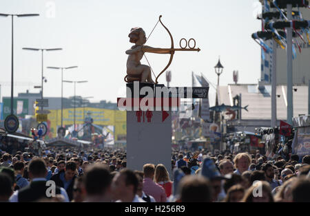 Monaco di Baviera, Germania. 24Sep, 2016. Molte persone a piedi attraverso i motivi al Oktoberfest a Monaco di Baviera, Germania, il 24 settembre 2016. Foto: ANDREAS GEBERT/dpa/Alamy Live News Foto Stock