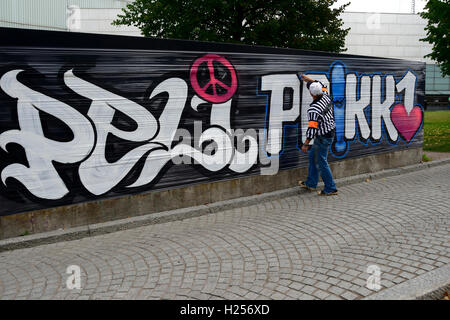 HELSINKI, Finlandia - 24 settembre 2016: manifestazione contro il razzismo e il fascismo PELI POIKKI (STOP QUESTO GIOCO) nel centro di Helsinki. Credito: Mikhail Olykaynen/Alamy Live News Foto Stock